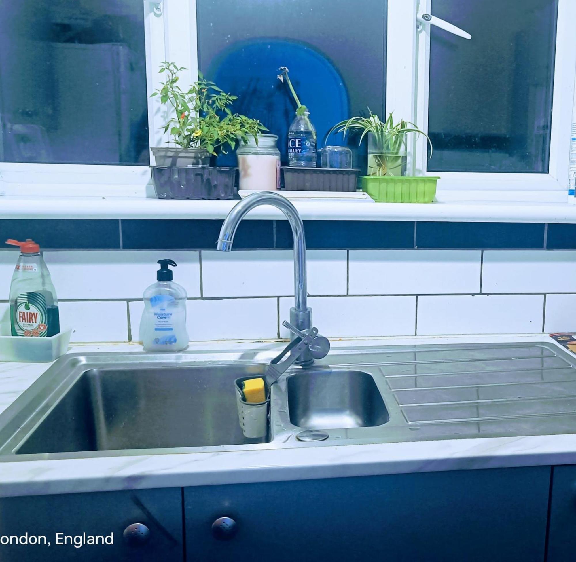 London'S Bed With Breakfast & Free Parking Lägenhet Exteriör bild